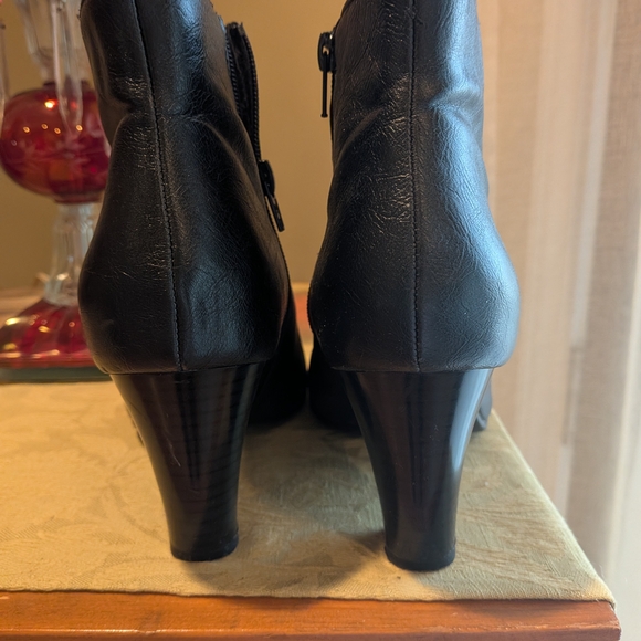 AEROSOLES Black Peep-Toe Ankle Booties - Picture 4 of 7